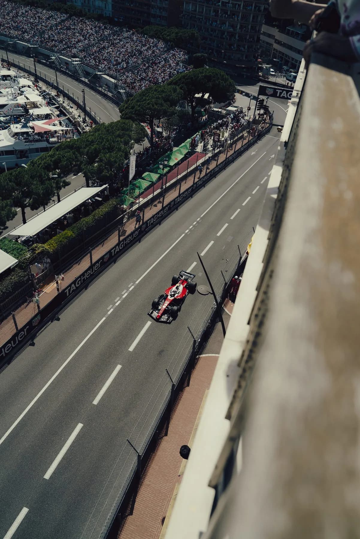 Monoplace en piste vue de près depuis la terrasse Gold Beau Rivage 4e étage pendant le Grand Prix de Monaco