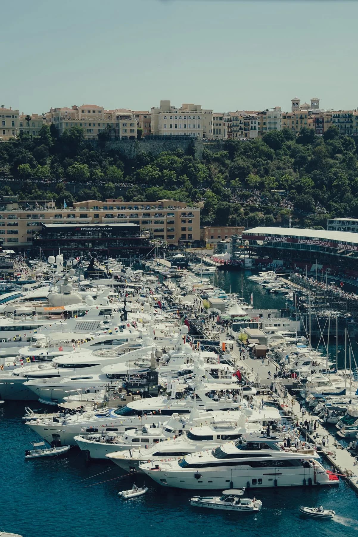 Vue sur le port de Monaco depuis la terrasse Gold Beau Rivage 4e étage pendant le Grand Prix