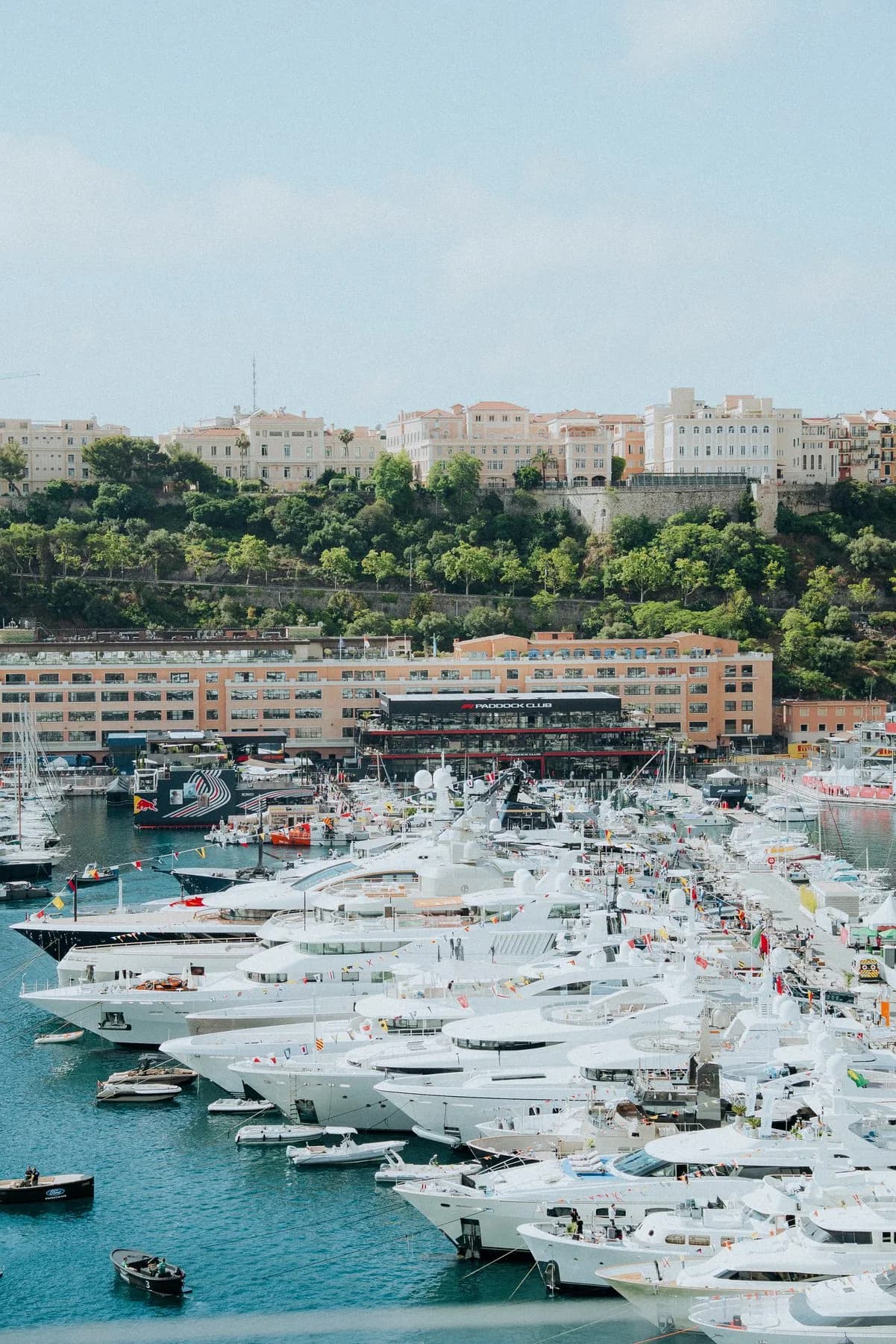 Vue panoramique sur le port de Monaco depuis la terrasse Gold Beau Rivage 8e étage