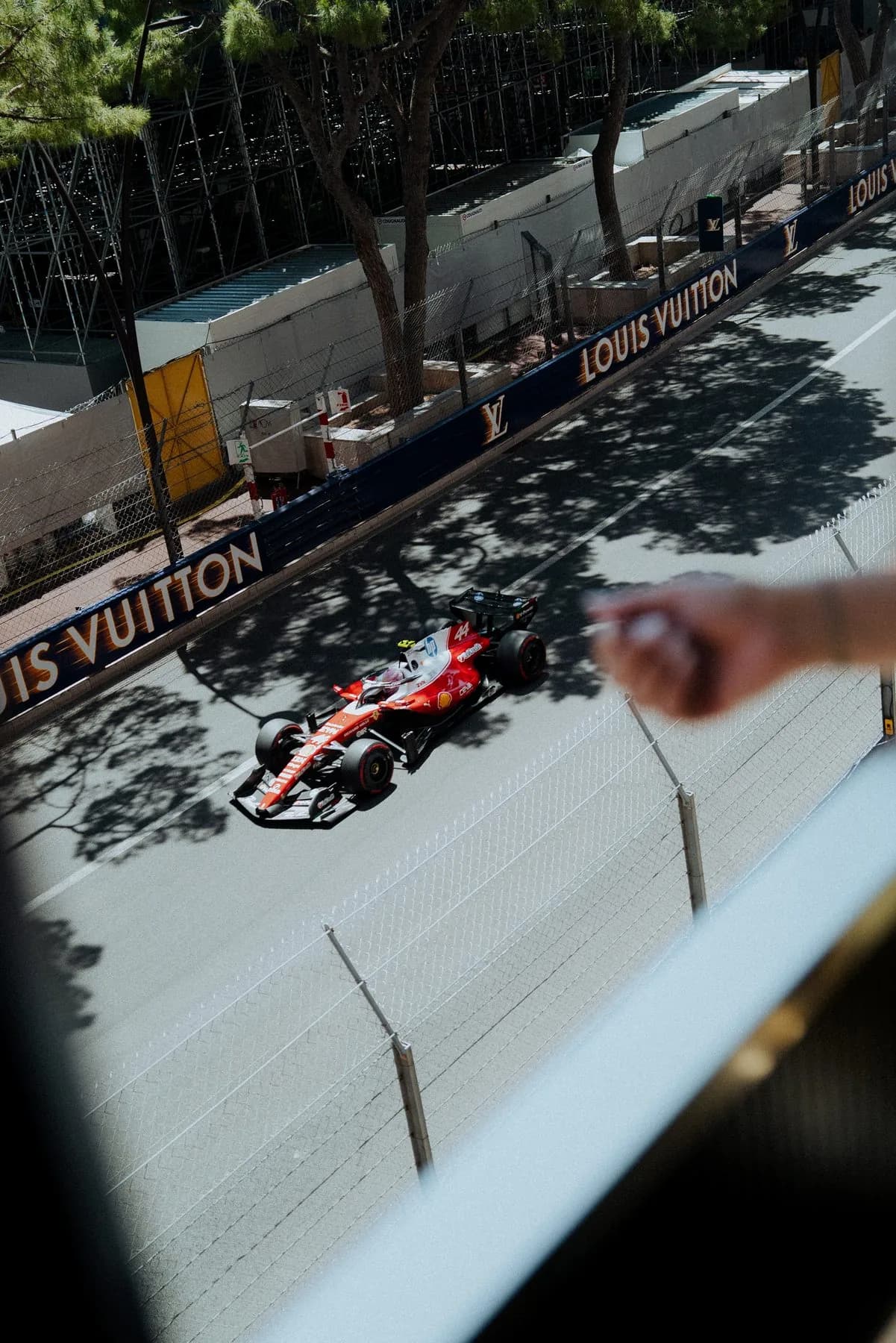 Monoplace en piste vue depuis la terrasse Bronze Caravelle pendant le Grand Prix de Monaco