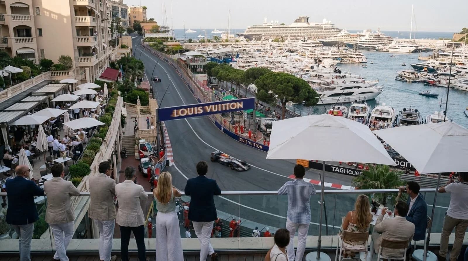 Terrasse surplombant le virage de Sainte-Dévote pendant le Grand Prix de Monaco